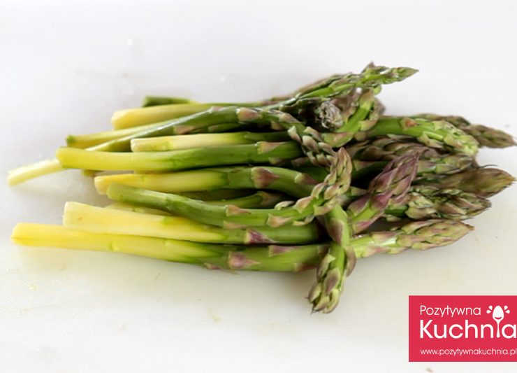 Oczyszczone szparagi
