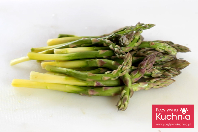 Oczyszczone szparagi