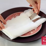 Serwetka złożona w prostą kieszonkę