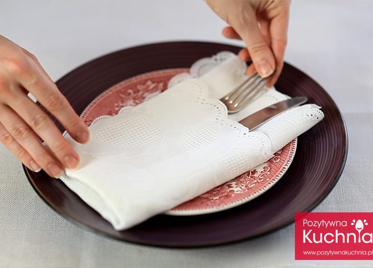 Serwetka złożona w prostą kieszonkę