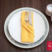 Serwetka z ukośnymi kieszonkami na sztućce