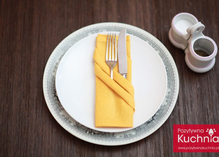 Serwetka z ukośnymi kieszonkami na sztućce