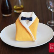 Serwetka złożona w garnitur