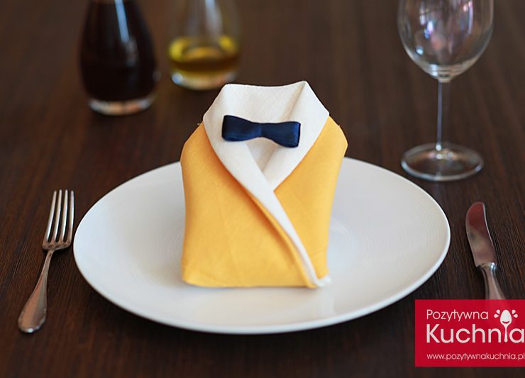 Serwetka złożona w garnitur