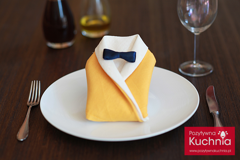 Serwetka złożona w garnitur