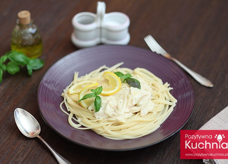 Makaron z białymi szparagami w sosie cytrynowym