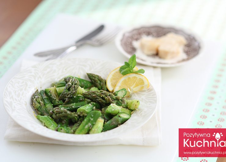 Szparagi cytrynowe z parmezanem