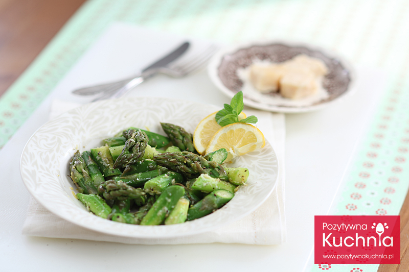 Szparagi cytrynowe z parmezanem