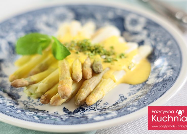 Szparagi z sosem holenderskim