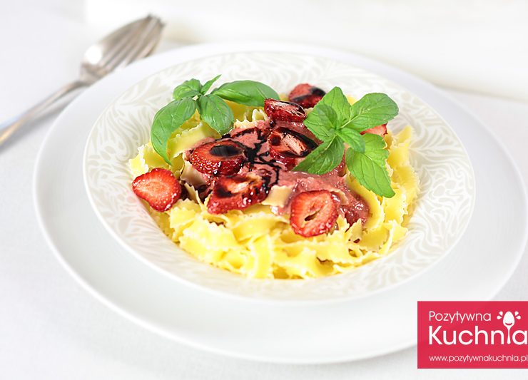 Makaron z truskawkami i chili