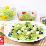 Sałata z owocami i ślimaczkami