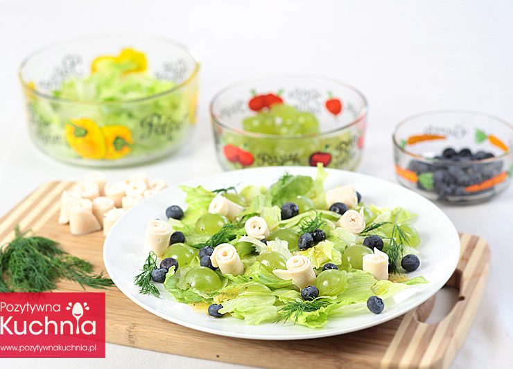 Sałata z owocami i ślimaczkami