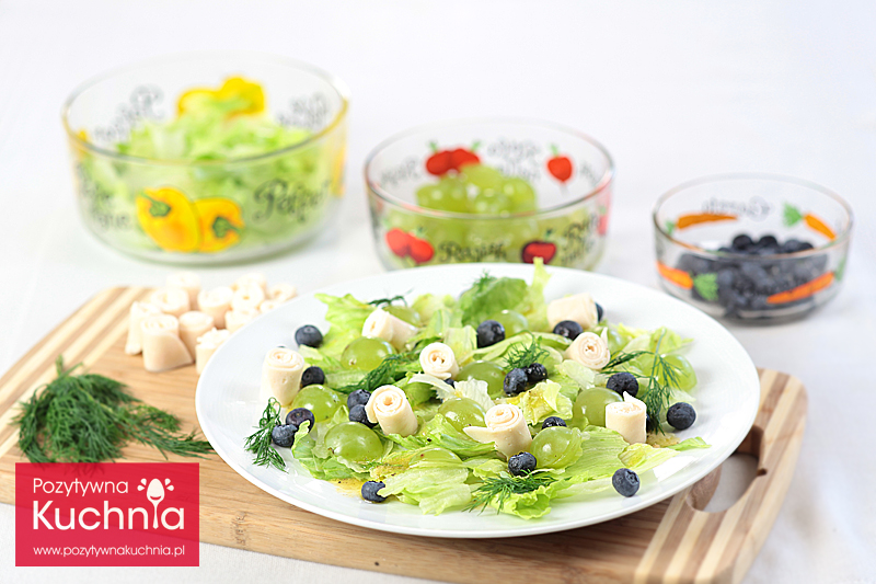 Sałata z owocami i ślimaczkami