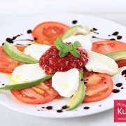 Sałatka z pomidora, awokado i truskawek