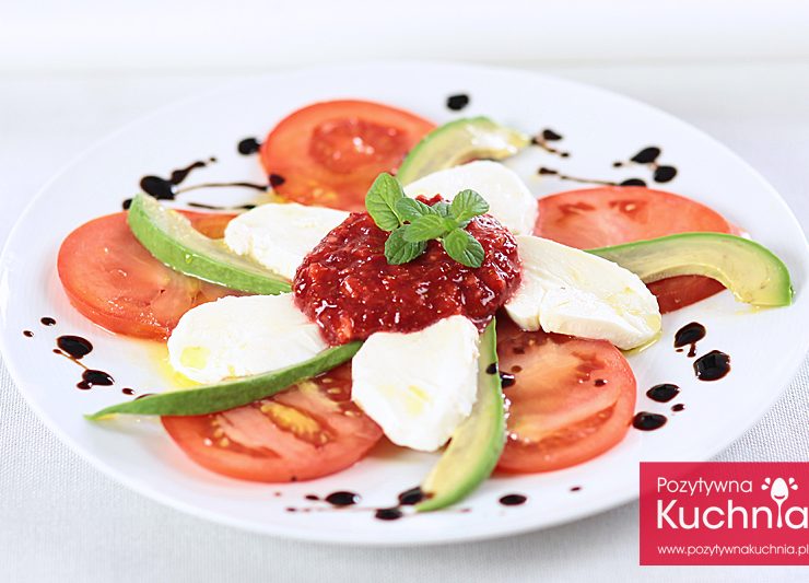 Sałatka z pomidora, awokado i truskawek