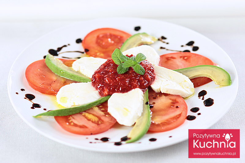 Sałatka z pomidora, awokado i truskawek