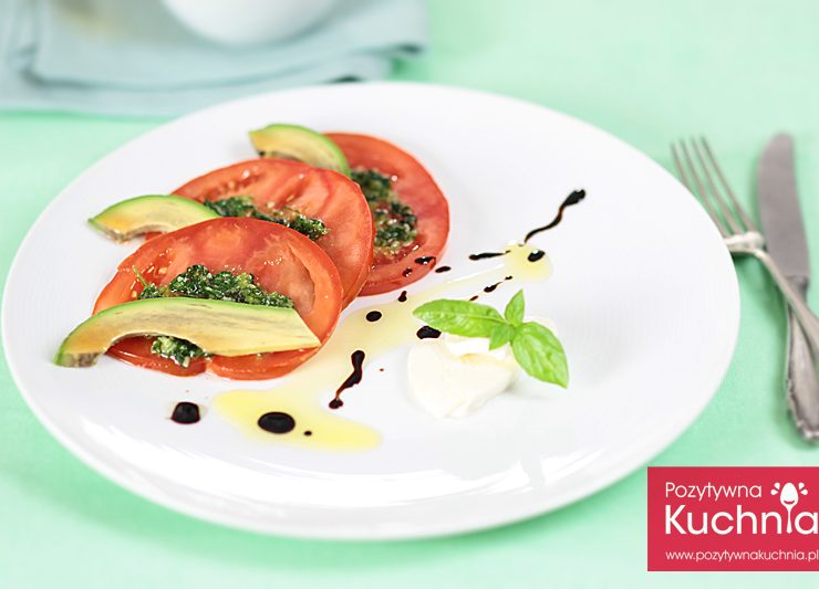 Sałatka z pomidora, awokado i pesto bazyliowego