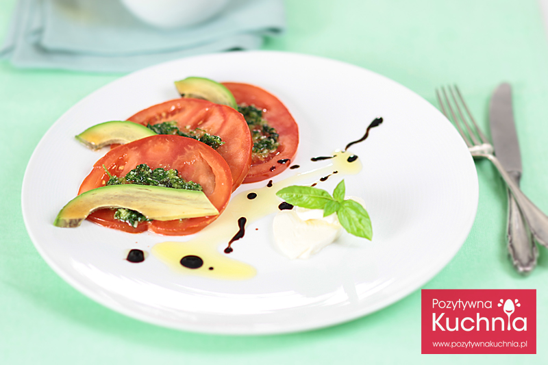 Sałatka z pomidora, awokado i pesto bazyliowego