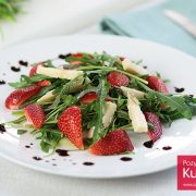 Sałatka z truskawek, parmezanu i rukoli