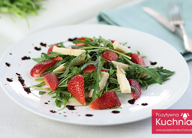 Sałatka z truskawek, parmezanu i rukoli