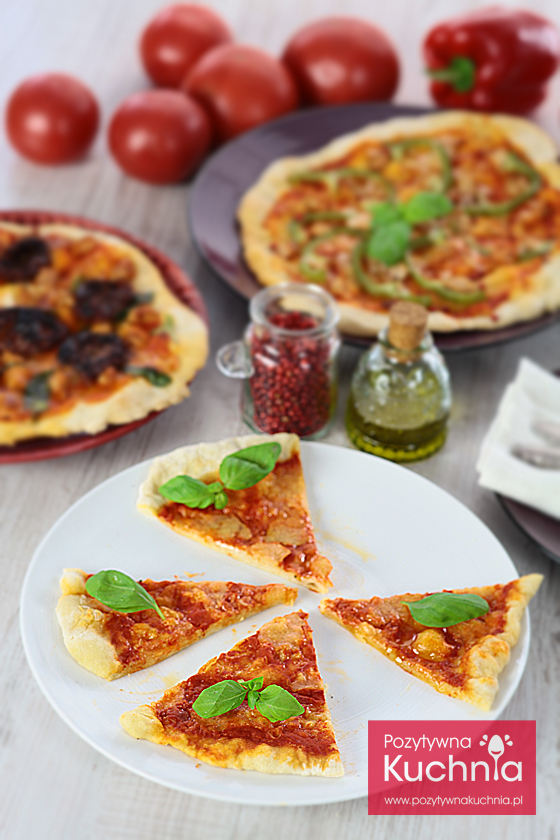 Pizza Margherita z pomidorami, mozzarellą i bazylią