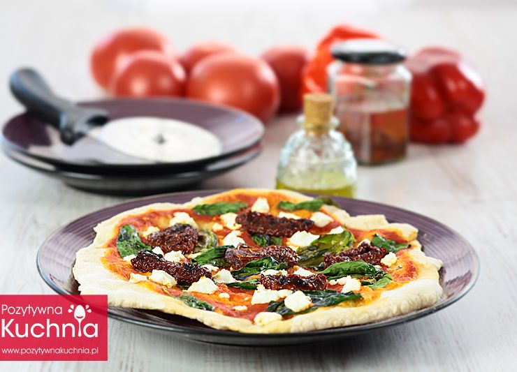Pizza ze szpinakiem i suszonymi pomidorami