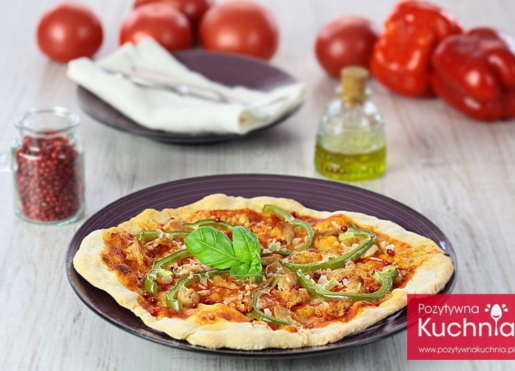 Pizza z kurczakiem i zieloną papryką