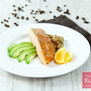 Łosoś z sosem z kawy i awokado