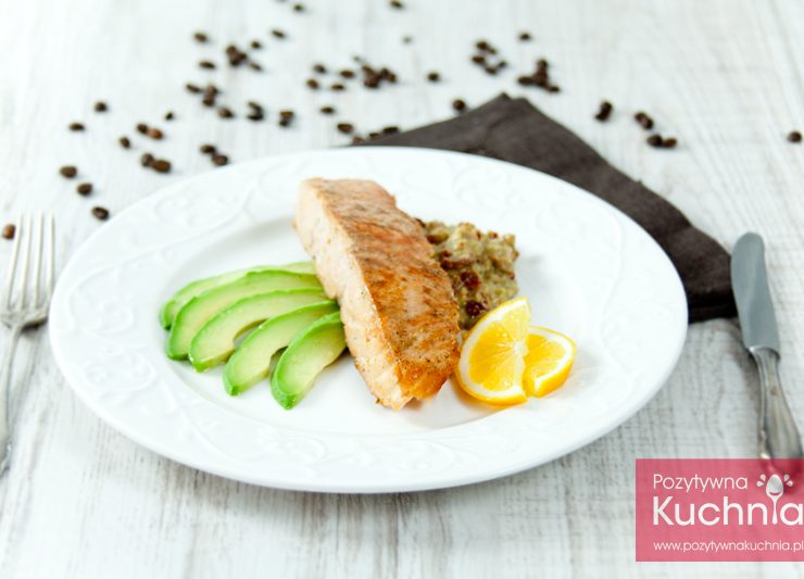 Łosoś z sosem z kawy i awokado
