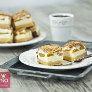 Sernik z brzoskwiniami