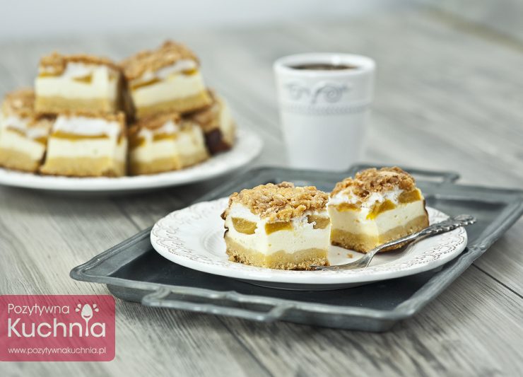 Sernik z brzoskwiniami