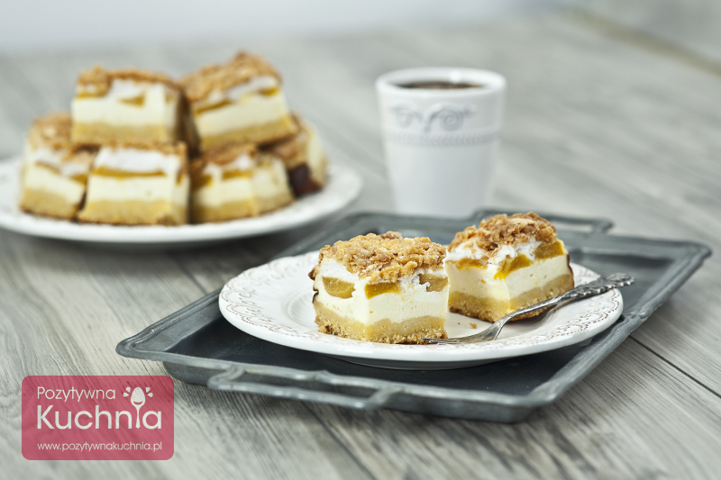 Sernik z brzoskwiniami