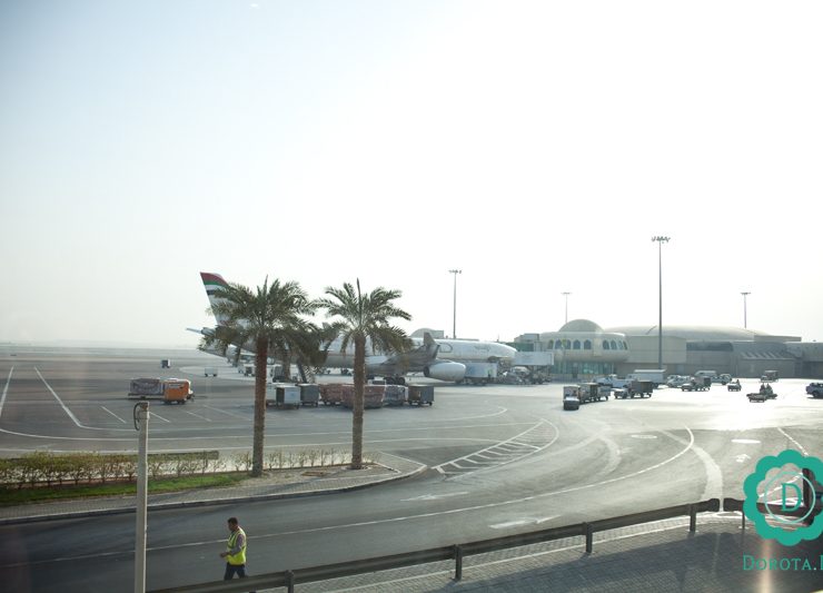 Widok z terminala nr 3 na lotnisko w Abu Dhabi