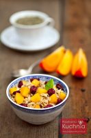 Owsianka z persymoną, żurawiną i jogurtem naturalnym