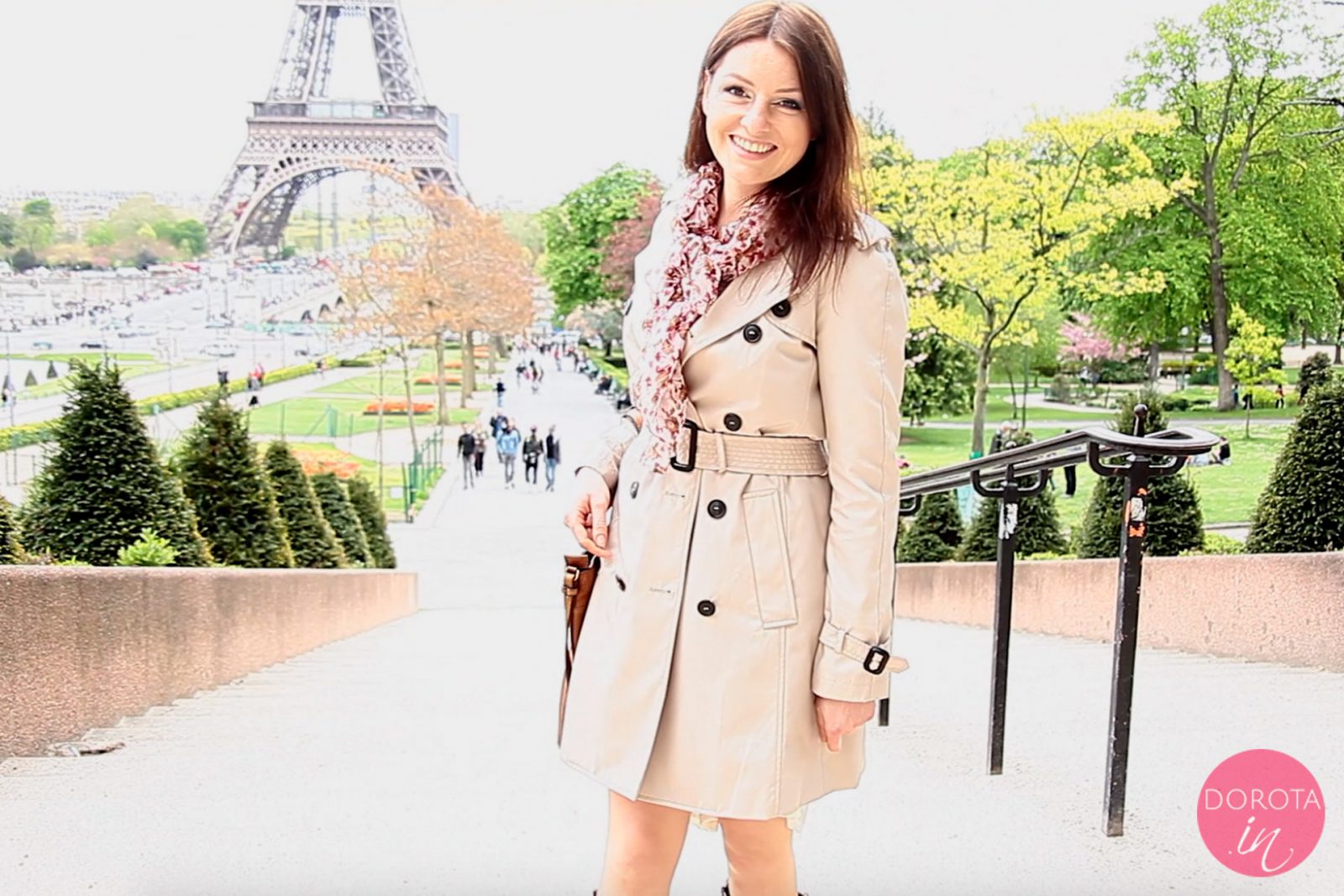 Beżowy trencz i firankowa sukienka