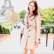 Beżowy trencz i firankowa sukienka