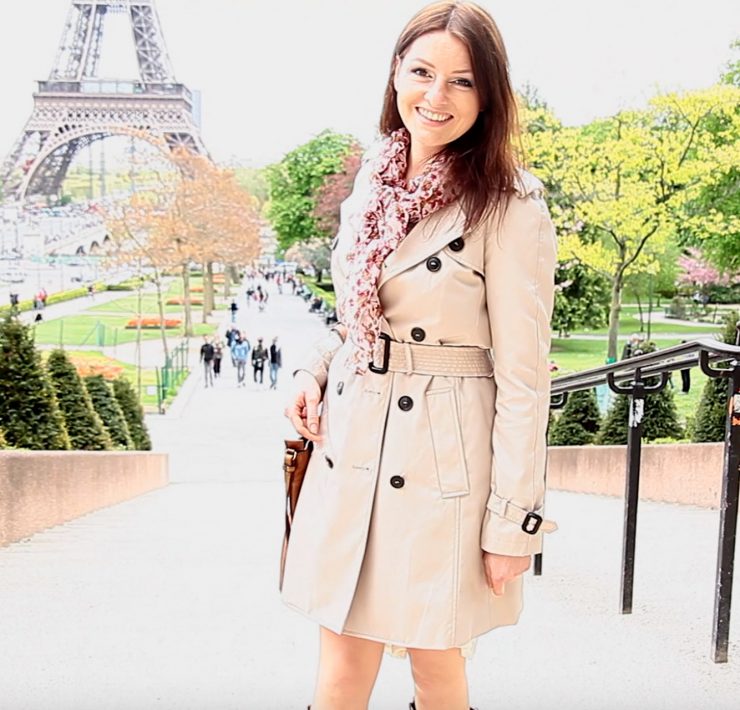 Beżowy trencz i firankowa sukienka