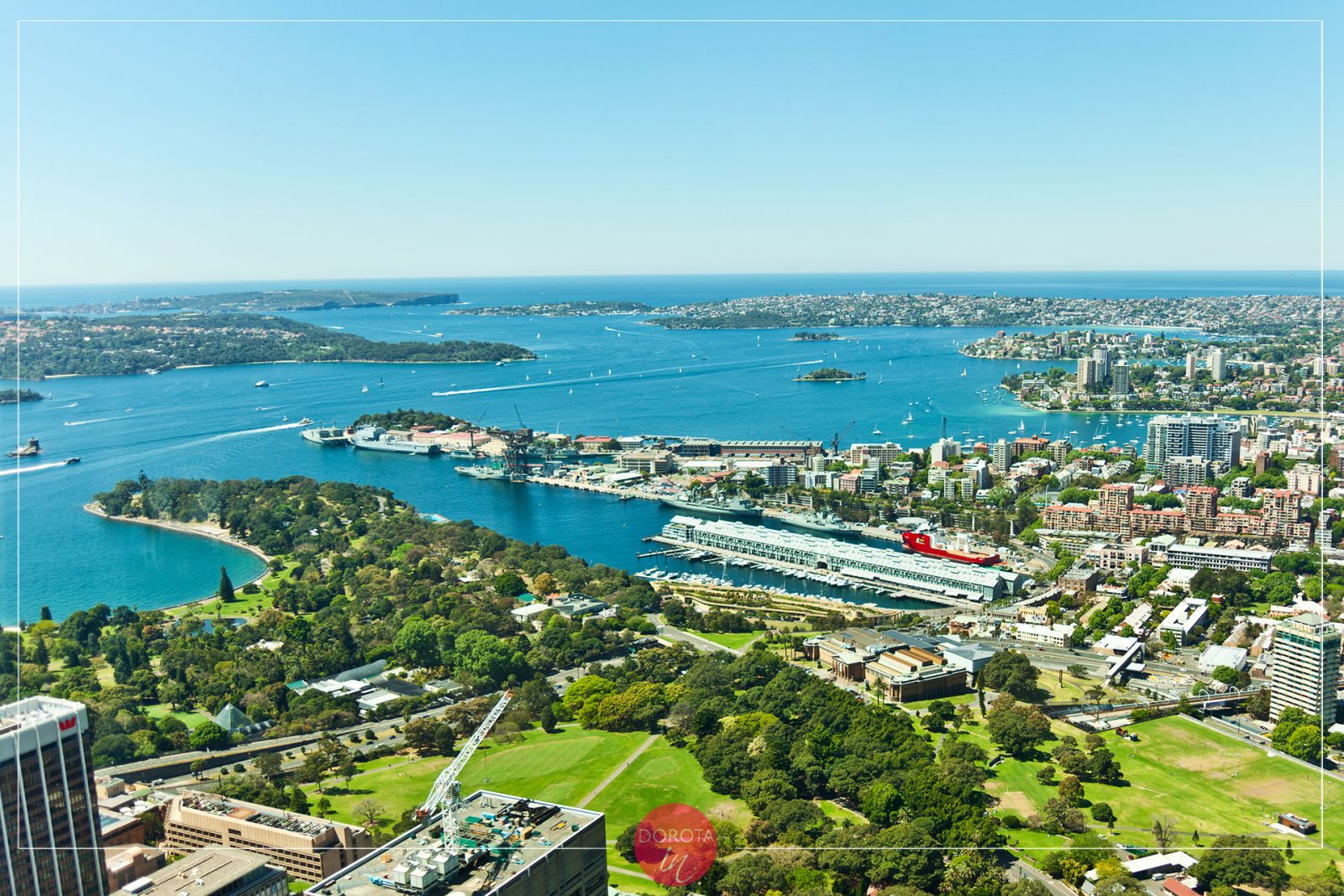 Wooloomoolo i Port Jackson - widok z Sydney Tower Eye