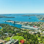 Wooloomoolo i Port Jackson - widok z Sydney Tower Eye