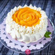 Tort z brzoskwiniami