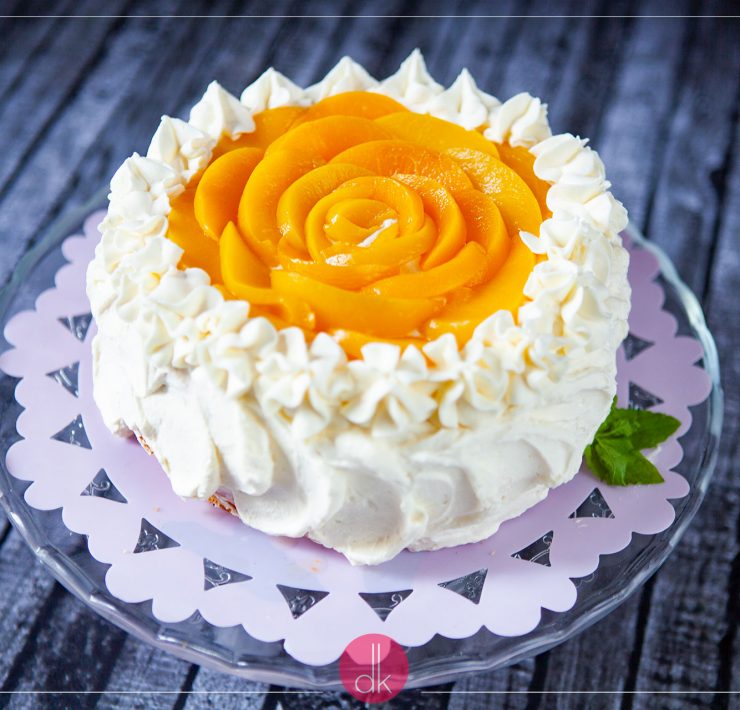 Tort z brzoskwiniami