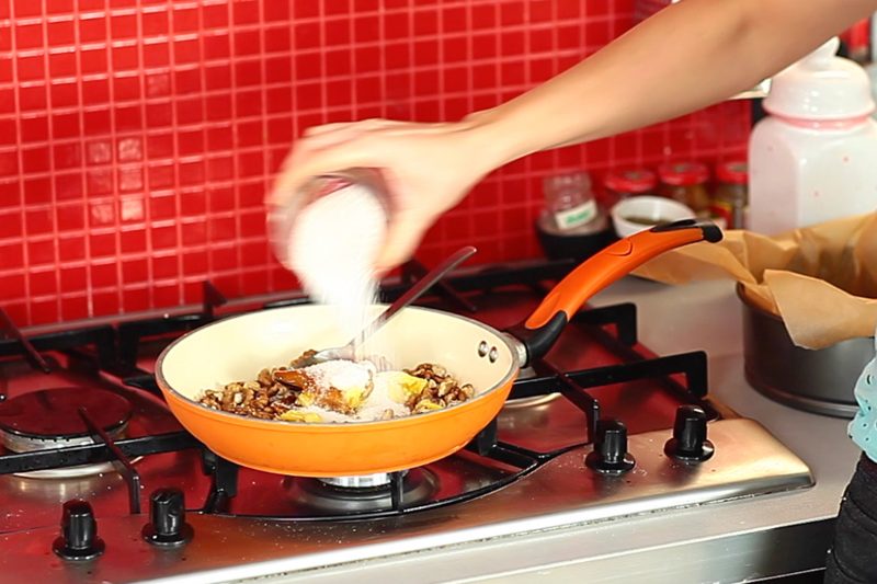 Sernik z jabłkami - krok