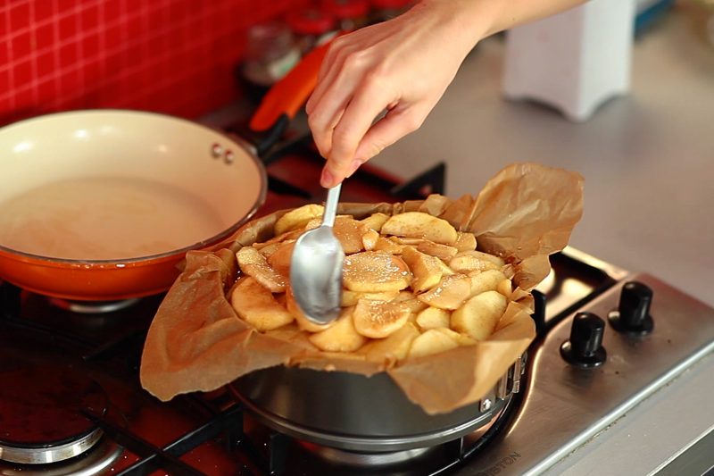 Sernik z jabłkami - krok 7