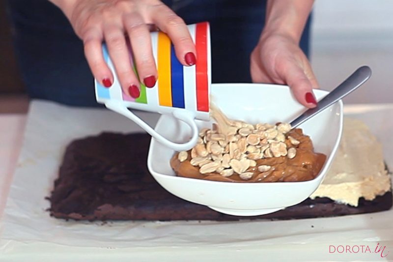 Ciasto snickers - przepis - krok 6