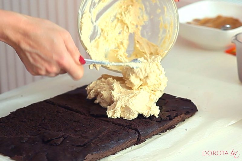 Ciasto snickers - przepis - krok 7