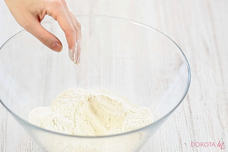 Elastyczne ciasto na pierogi - krok 1