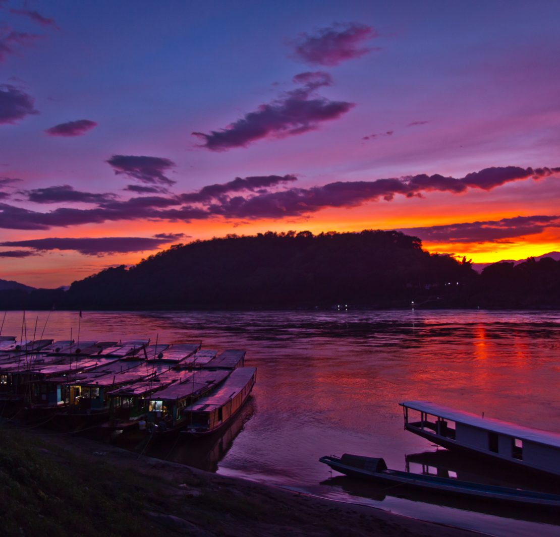 Zachód słońca nad Mekongiem, Luangprabang, Laos. Czerwiec 2014 r.