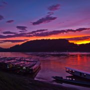 Zachód słońca nad Mekongiem, Luangprabang, Laos. Czerwiec 2014 r.