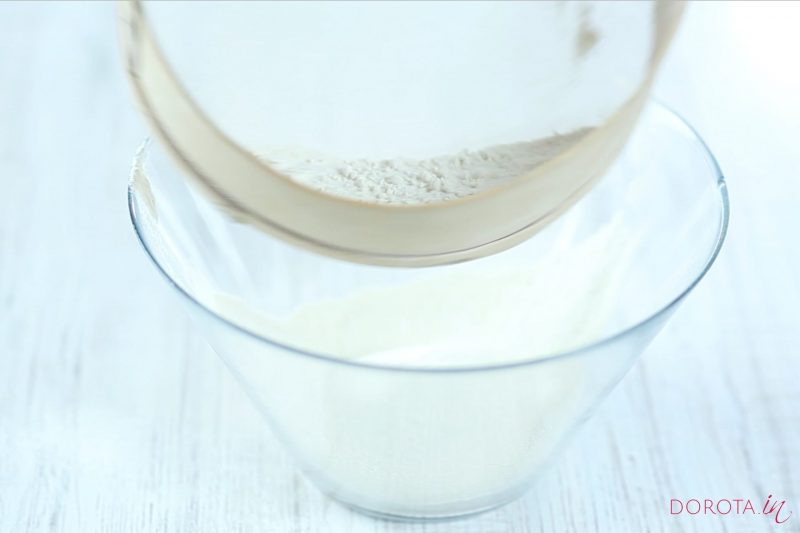 Maślankowe ciasto na pierogi - krok 1