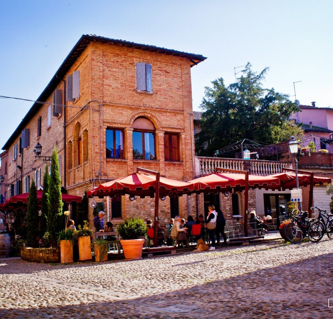 Castelvetro di Modena - kawiarnia obok kościoła
